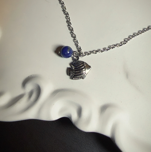 Bracelet classique poisson et pierre de lapis lazuli 