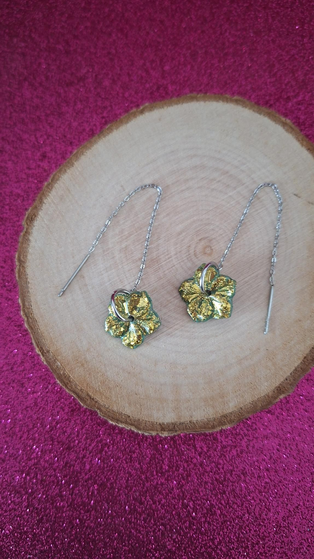 Boucles d&#039;oreilles à enfiler hibiscus verts et paillettes dorées 