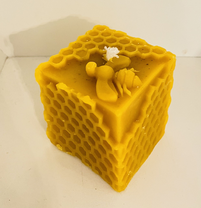 Bougie cube alvéole abeille