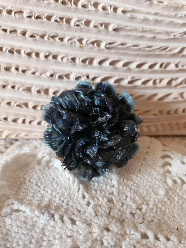 Broche pivoine noire reflet bleu résine 