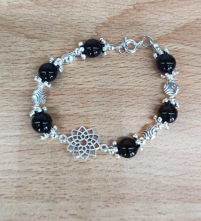 Bracciale con perline nere