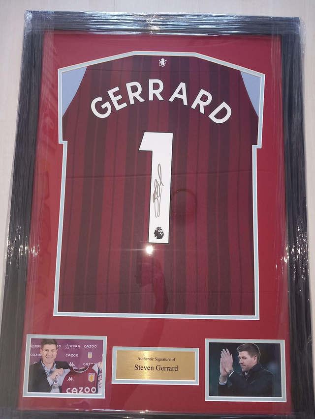 Gesigneerd Steven Gerrard Aston Villa Shirt – In Prachtige Lijst!