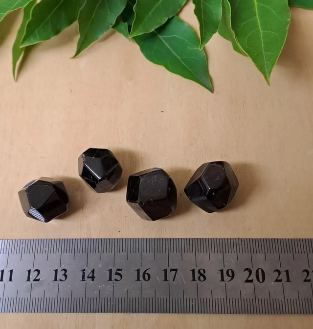 GARNET FACETED GEMSTONE 