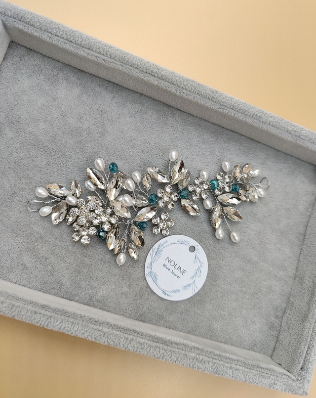 candeau de cheveux en fil d&#039;argent ornés de cristal bleu et perles blanches