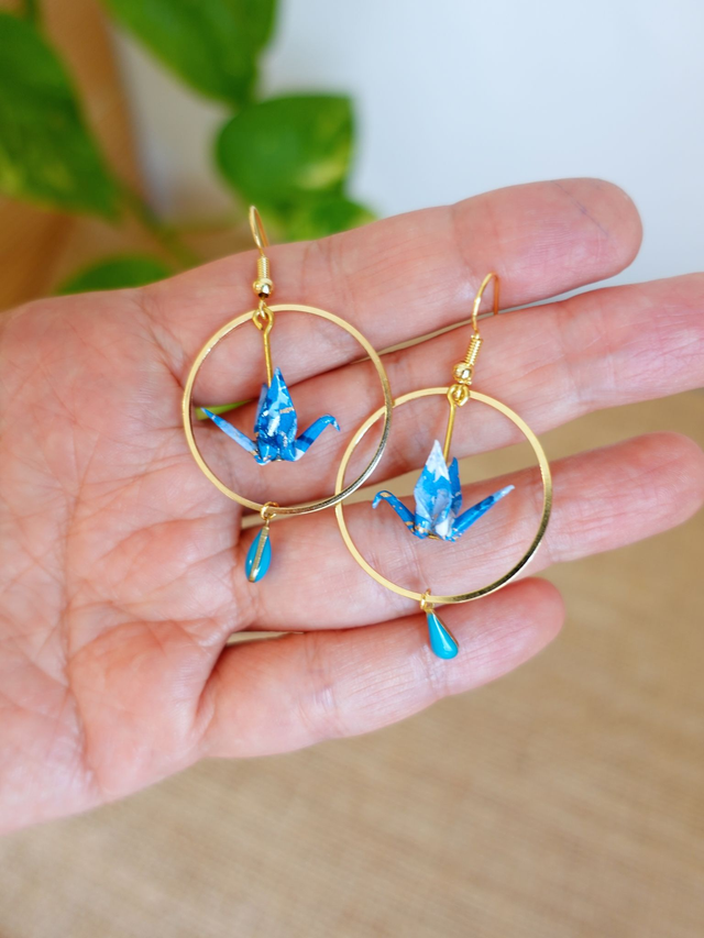 Oiseaux, Grue en Origami / Crochets plaqué or 14K / Papier japonais washi / Bleu, Or / Créole, Anneaux / Boucles d'oreilles / Bijou origami /