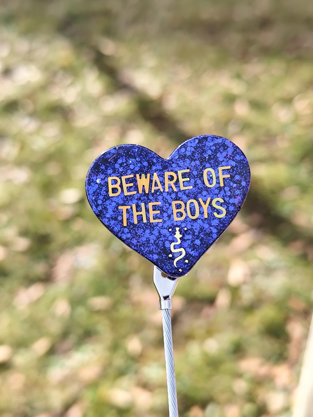 Broche Beware of the boys – broche en résine pailletée, pièce unique