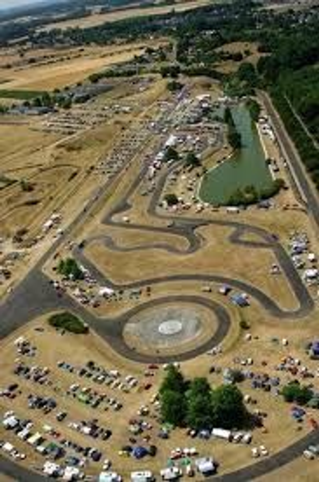 Privatisation des deux pistes  + la salle (samedi et dimanche )