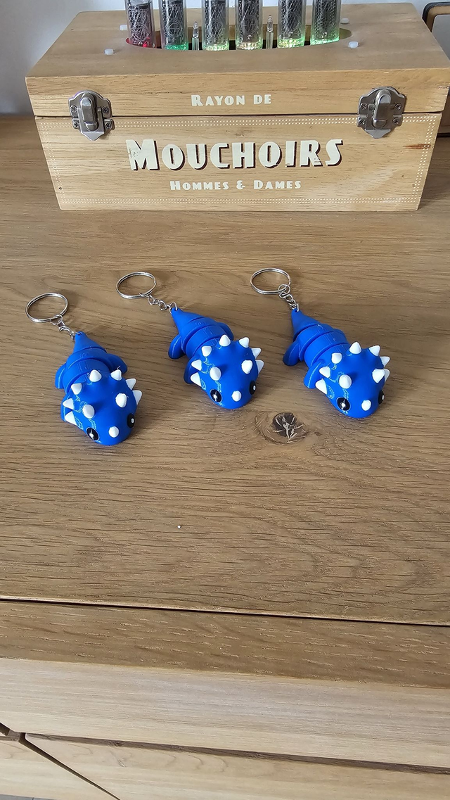 Porte-clé dinosaure bleu à piques – Accessoire artisanal fun et original