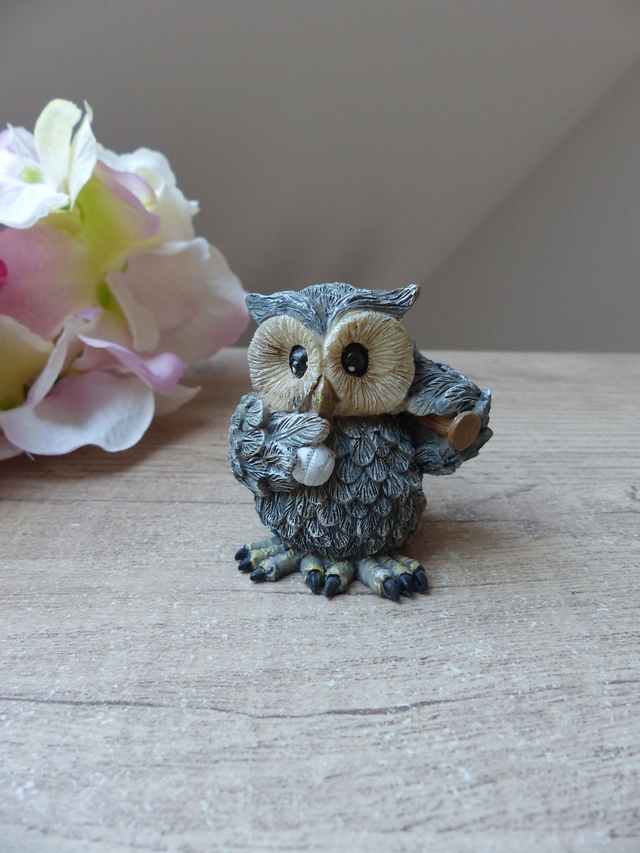 Figurine Hibou Américain Sportif avec Batte de Baseball, Sculpture Hibou en Résine Collection Cadeau Sportif, Figurine Hibou Métier et Sport