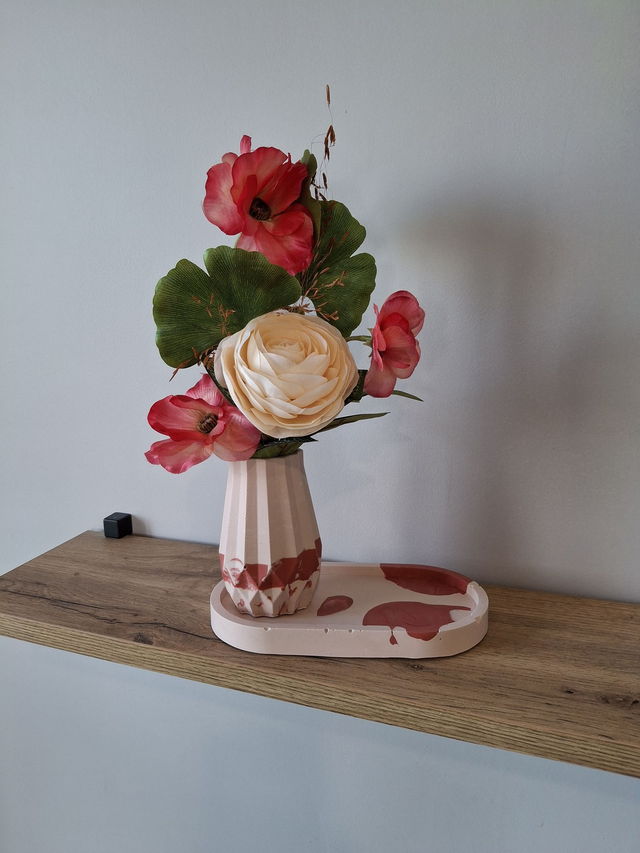 Vase à facettes avec fleurs intemporelles