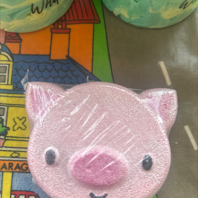 Pig bath bomb