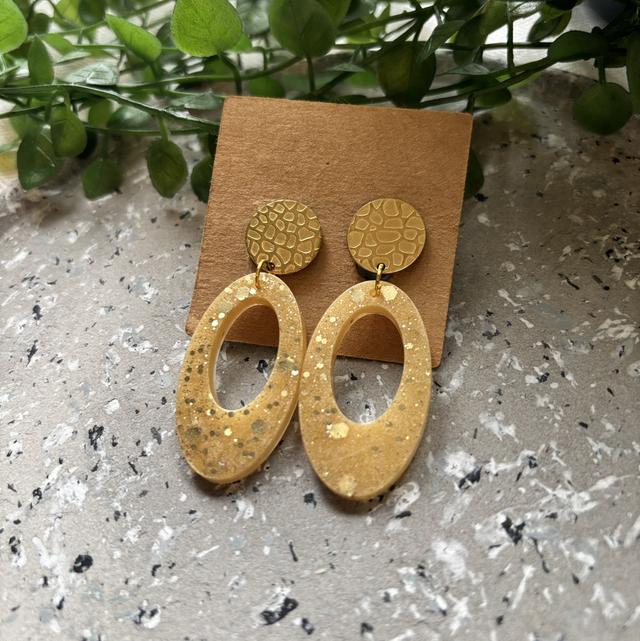 Boucles d’oreilles résine beige doré et paillettes 