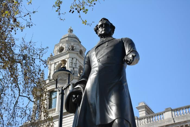 Премьер-министры. 300 лет важнейшего института британской культуры.