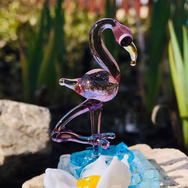 Üveg flamingó virággal