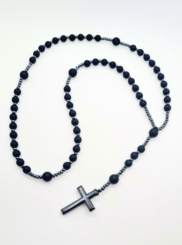 Crucifix en pierres naturelles en onyx mat et en hématite