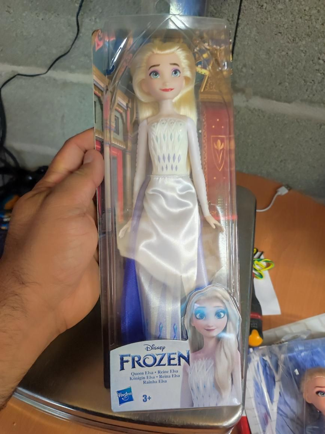 POUPÉE REINE DES NEIGES 