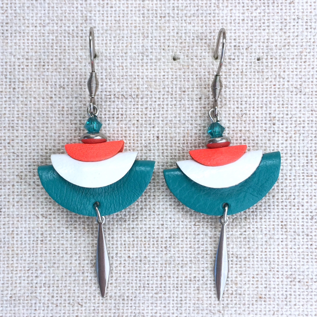 Boucles d’oreilles « Trio lungo » argentées, cuir vert turquoise /blanc /orange fluo  