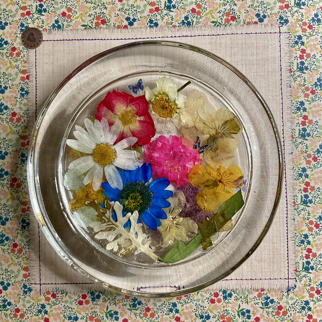 Beautiful Ring trinket with dried flowers and resin.