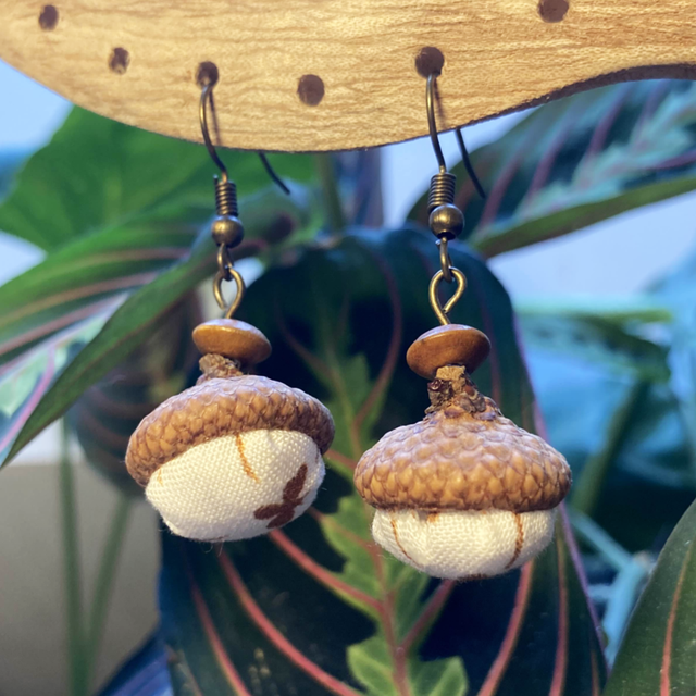 Boucles glands abeilles