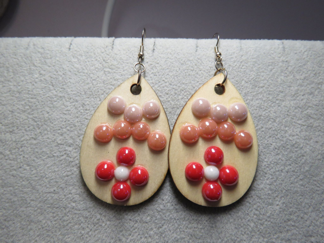 Boucles d'oreilles bois et résine nacré rose 