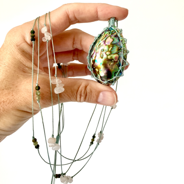Sautoir, collier, habillé d’une grande Nacre Abalone (35x29mm) longueur 45cm