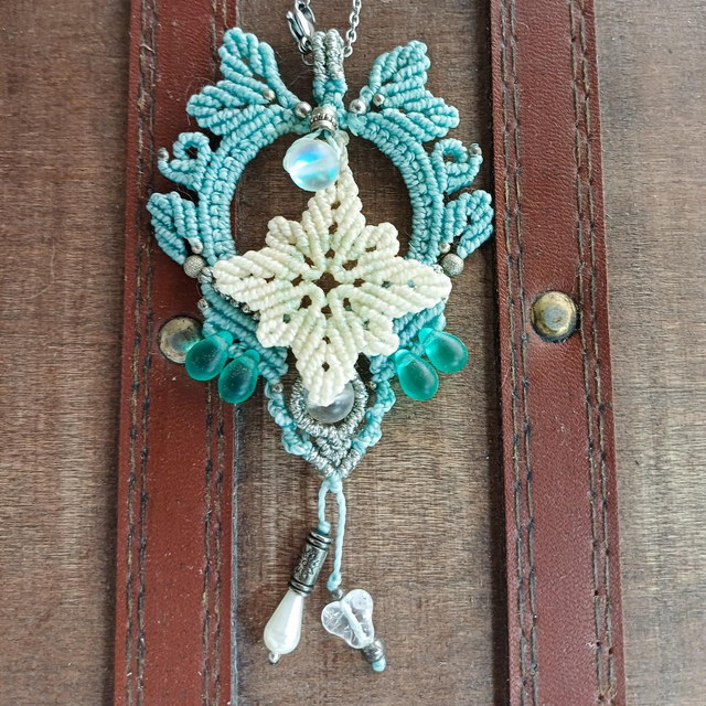 Grand pendentif micromacramé