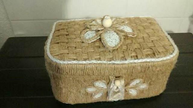 boîte  à bijoux fait main  tissée en fil de jute	boîte de rangement , intérieur en tissu velours 		