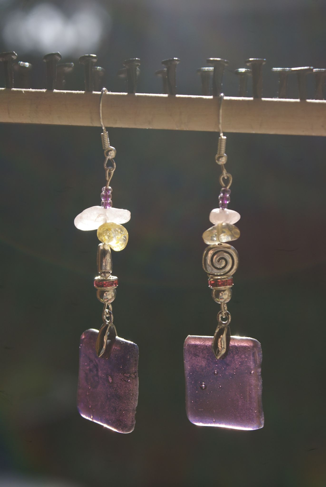 Boucles d'oreilles prune en verre transparent. Numéro 3