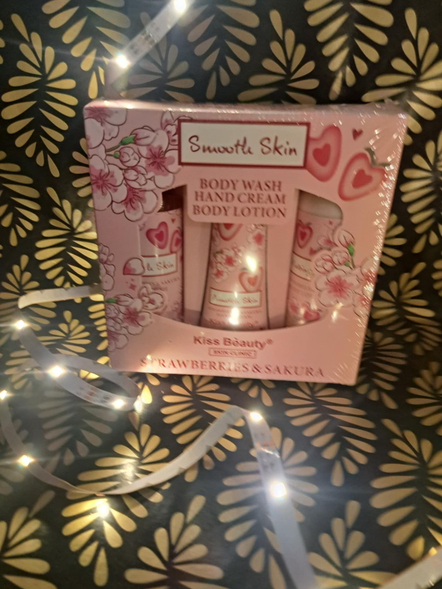 Coffret 3 piece  Gel de Bain, Lait pour le Corps et Crème pour les mains - fraise &amp; Sakura - Kiss Beauty