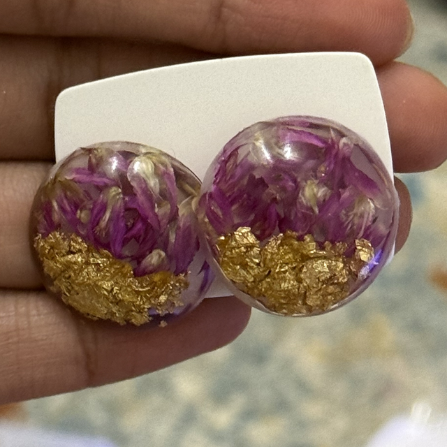Gold flakes and chrysanthemum ear studs
