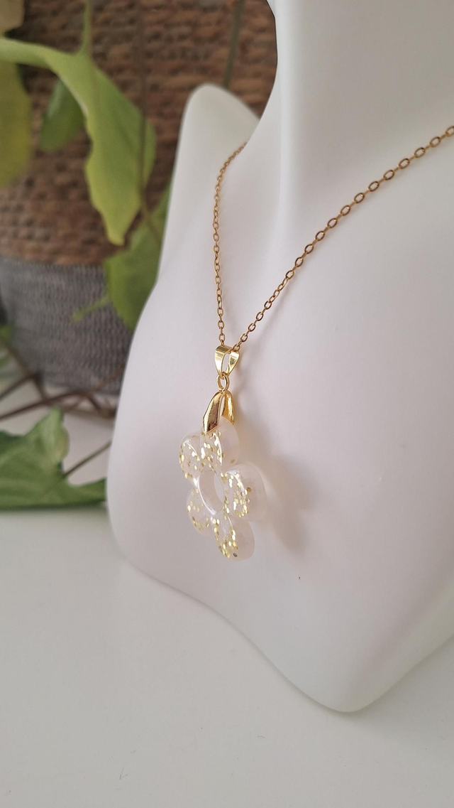Collier fleur blanche et paillettes dorées 