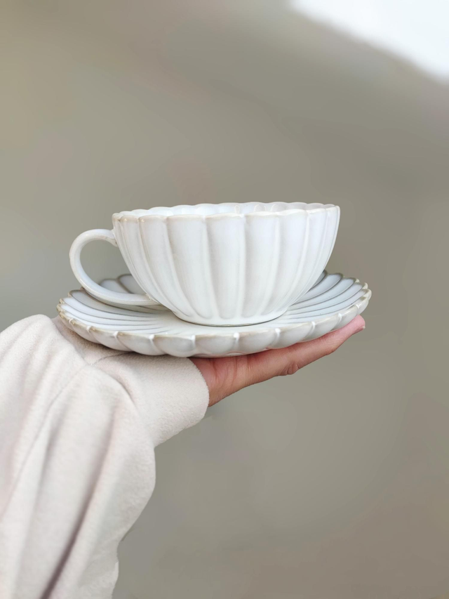Tasse et assiette en céramique pétales blanche