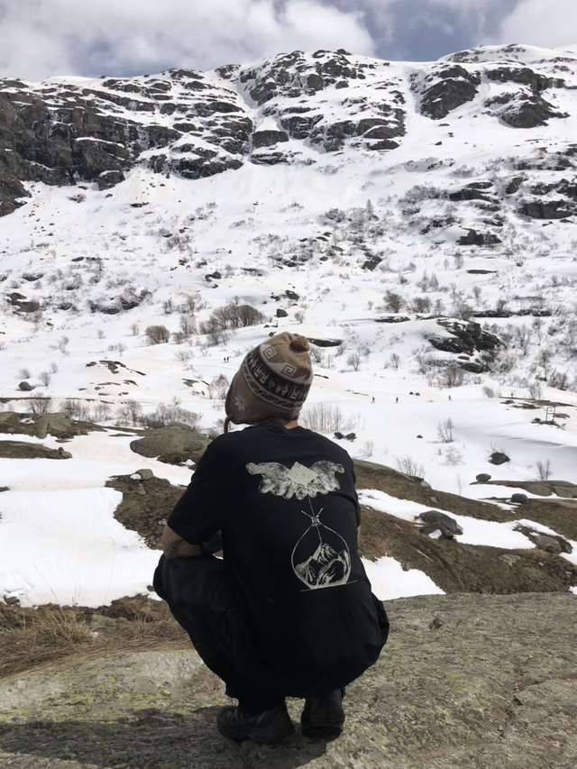 T-shirt noir sérigraphié - Œuvre montagne main sablier