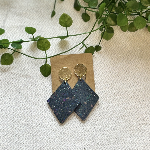 Boucles d’oreilles résine noires et dorées à paillettes 