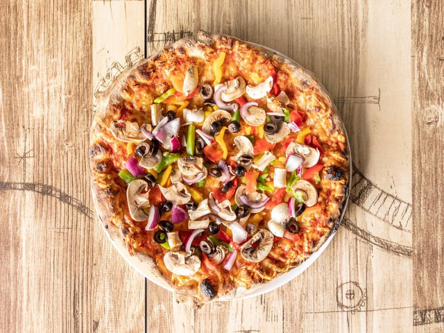 09.Végétarienne : Base tomate, mozzarella, emmental français, poivrons, champignons de Paris frais, olives noires et oignons rouges.🫑🍄🫒🧅