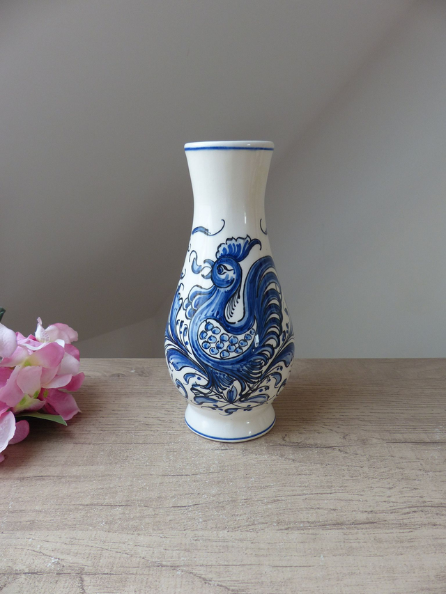 Vase Vintage en Céramique Peint à la Main – Coq Bleu Chantant – Artisanat Portugais Signé – Décoration Intérieure Rustique et Collection