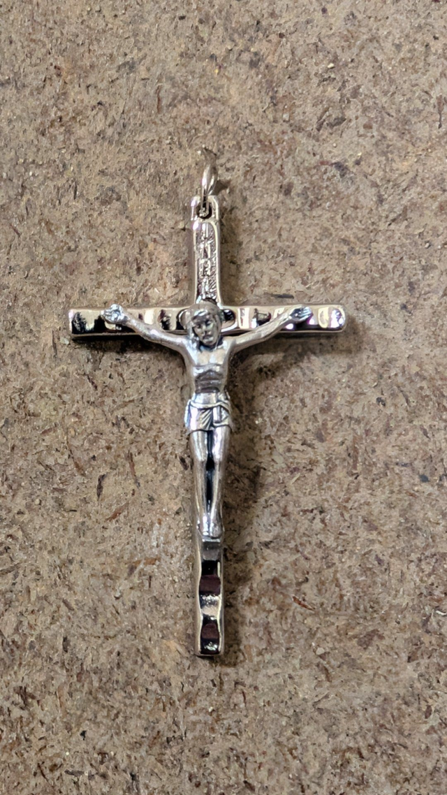 Crucifix en métal