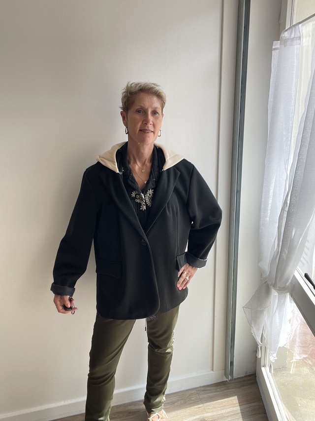 Veste noire avec capuche