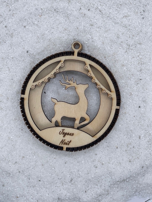 Boule de Noël en bois motif Renne et guirlandes.