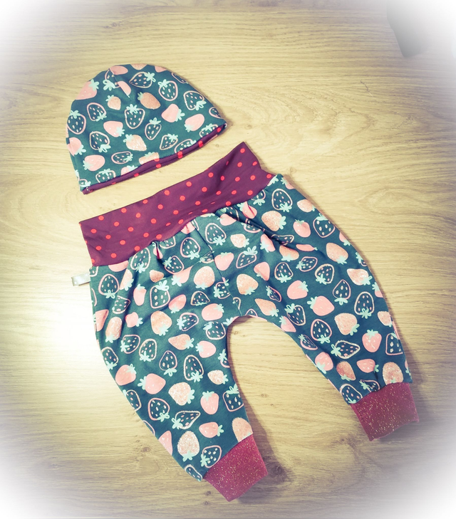 B* 3/6 MOIS Pantalon sarouel + bonnet "fraises"