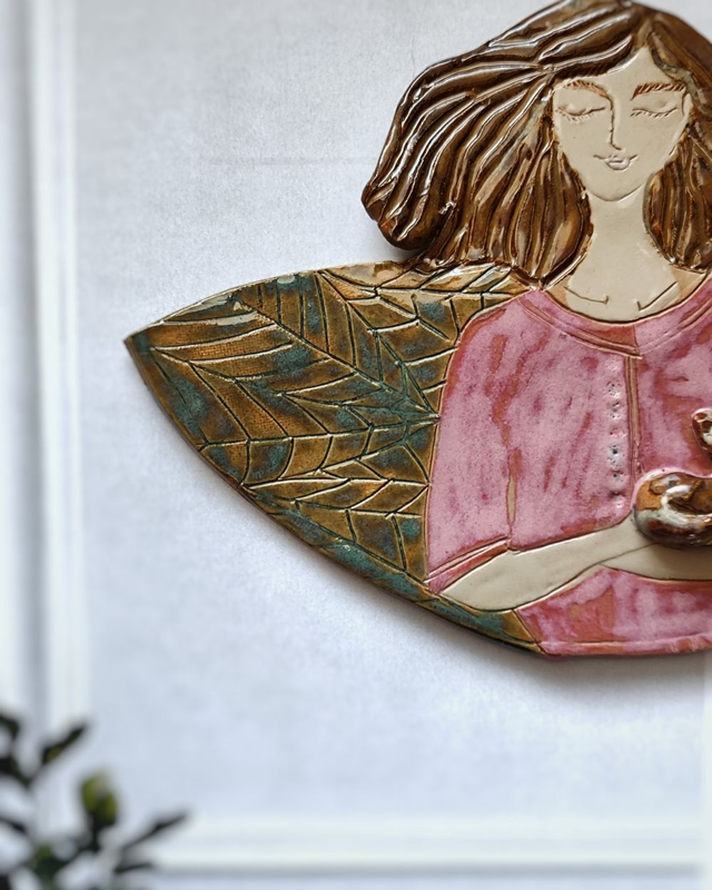 Ceramiczna płaskorzeźba kobieta z kotem i skrzydłami