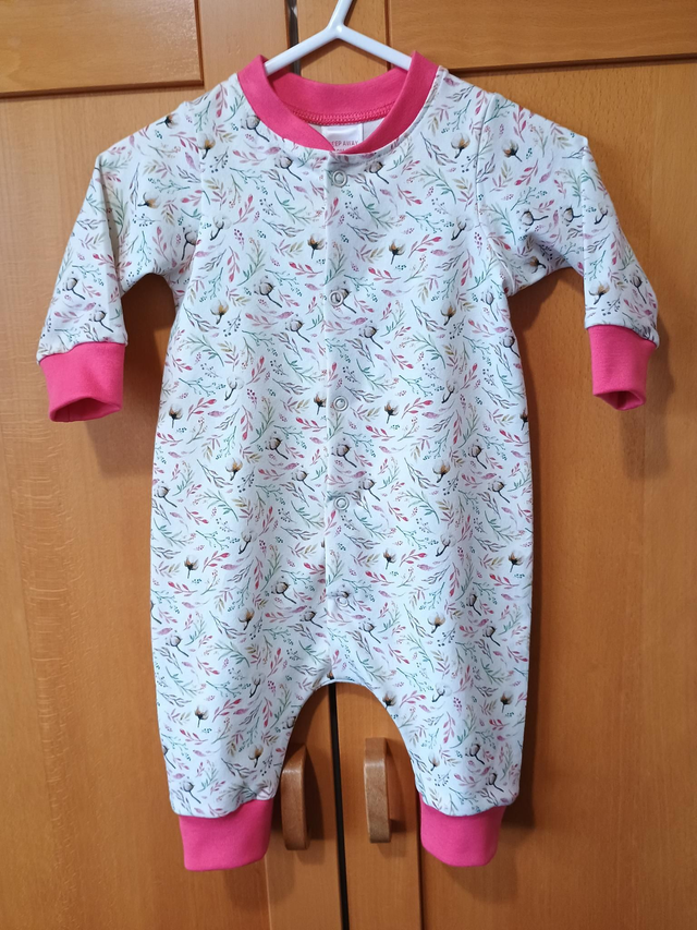 Babygrow - 3-6 mth (6-7 kg).   Cotton bolls