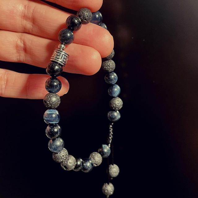 Bracelet en Œil de Faucon et Pierre de Lave