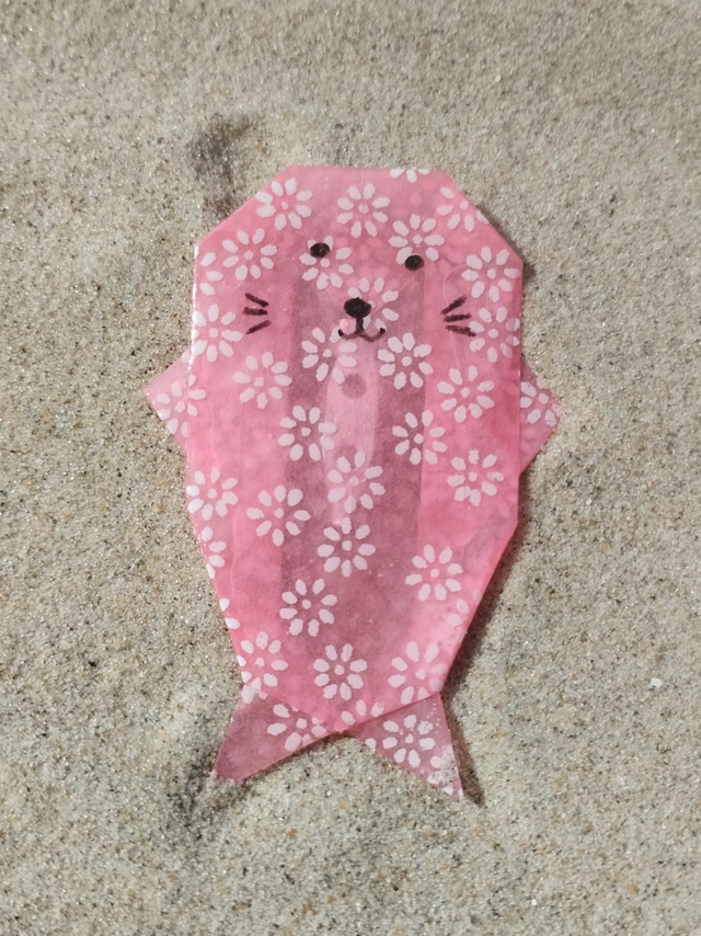 Broche Phoque rose avec des petites fleurs blanches