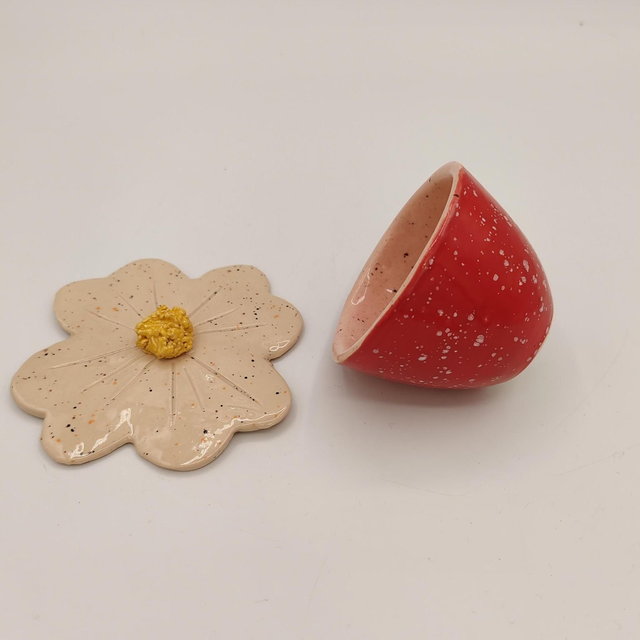 Tasse à expresso rouge moucheté intérieur rose moucheté