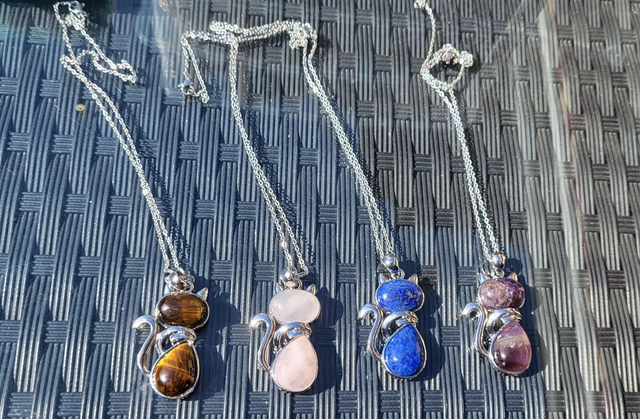 Pendentif chat et chaîne 