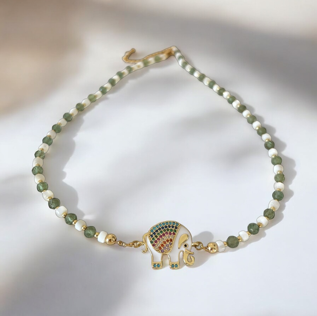 Collier ras du cou en Apatite Verte, Nacre et Pendentif Eléphant