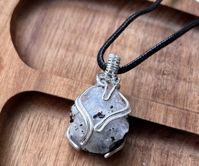 Handmade Series: Madagascar moonstone pendent 