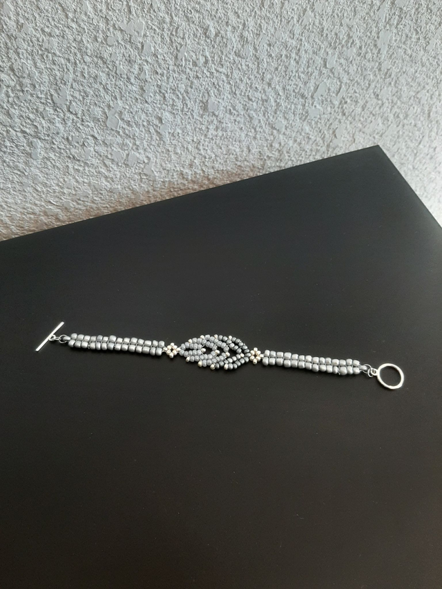bracelet feuille tissé en perle rocaille argenté , gris nuance  fermoir OT		