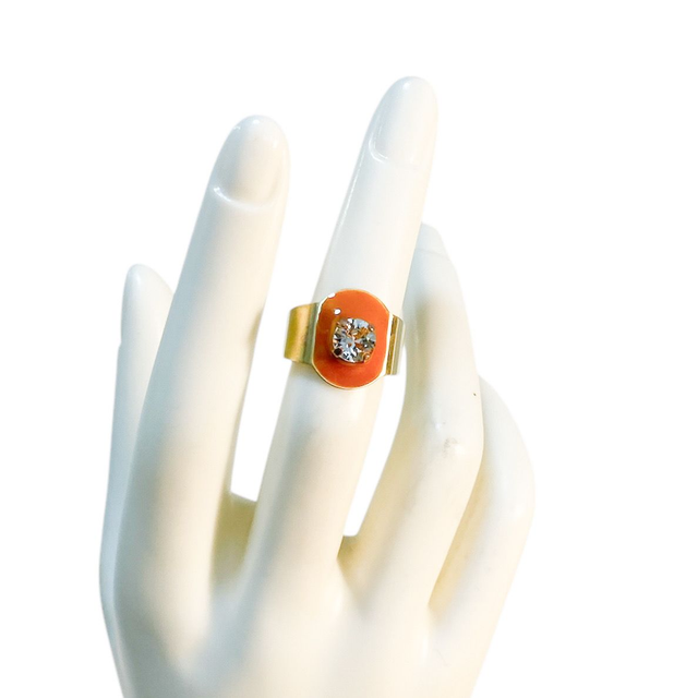 Anello tondo con smalto arancione e pietra tonda piccola bianca